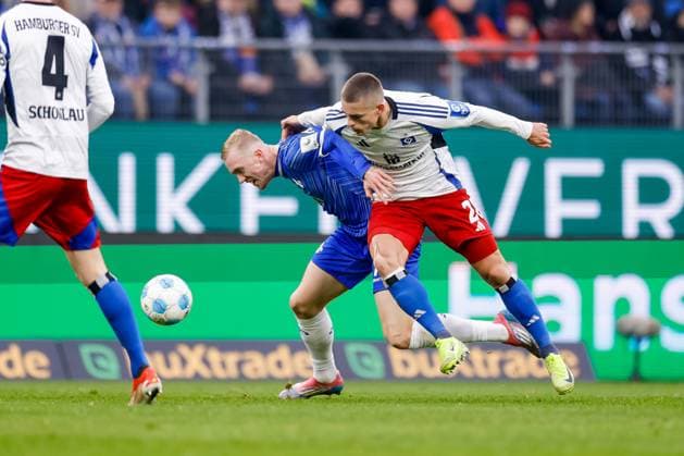 Hamburg, 8. Dezember 2024 - Fußball, 2. Bundesliga 2024 25, Hamburger SV - SV Darmstadt 98: Isac Lidberg (SV Darmstadt 98, 7), Miro Muheim (Hamburger SV, 28) DFL REGULATIONS PROHIBIT ANY USE OF PHOTOGRAPHS AS IMAGE SEQUENCES AND OR QUASI-VIDEO.