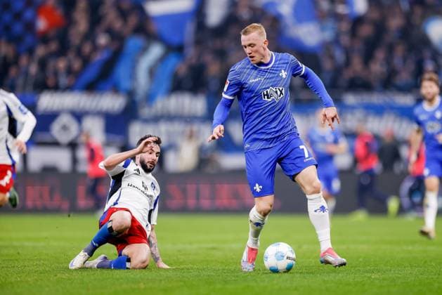 Hamburg, 8. Dezember 2024 - Fußball, 2. Bundesliga 2024 25, Hamburger SV - SV Darmstadt 98: Marco Richter (Hamburger SV, 20), Isac Lidberg (SV Darmstadt 98, 7) DFL REGULATIONS PROHIBIT ANY USE OF PHOTOGRAPHS AS IMAGE SEQUENCES AND OR QUASI-VIDEO.