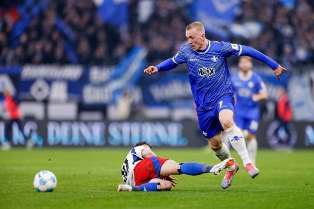 Hamburg, 8. Dezember 2024 - Fußball, 2. Bundesliga 2024 25, Hamburger SV - SV Darmstadt 98: Marco Richter (Hamburger SV, 20), Isac Lidberg (SV Darmstadt 98, 7) DFL REGULATIONS PROHIBIT ANY USE OF PHOTOGRAPHS AS IMAGE SEQUENCES AND OR QUASI-VIDEO.