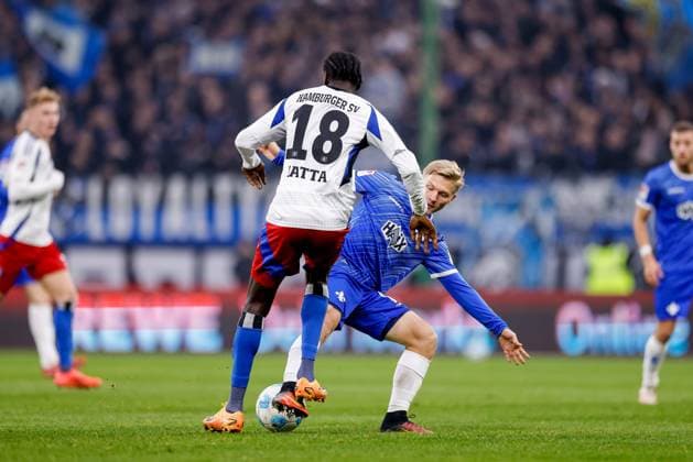 Hamburg, 8. Dezember 2024 - Fußball, 2. Bundesliga 2024 25, Hamburger SV - SV Darmstadt 98: Bakery Jatta (Hamburger SV, 18), Andreas Müller (SV Darmstadt 98, 16) DFL REGULATIONS PROHIBIT ANY USE OF PHOTOGRAPHS AS IMAGE SEQUENCES AND OR QUASI-VIDEO.
