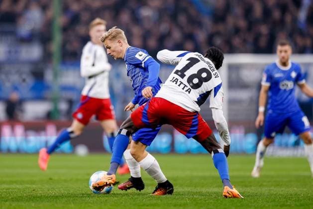 Hamburg, 8. Dezember 2024 - Fußball, 2. Bundesliga 2024 25, Hamburger SV - SV Darmstadt 98: Andreas Müller (SV Darmstadt 98, 16), Bakery Jatta (Hamburger SV, 18) DFL REGULATIONS PROHIBIT ANY USE OF PHOTOGRAPHS AS IMAGE SEQUENCES AND OR QUASI-VIDEO.
