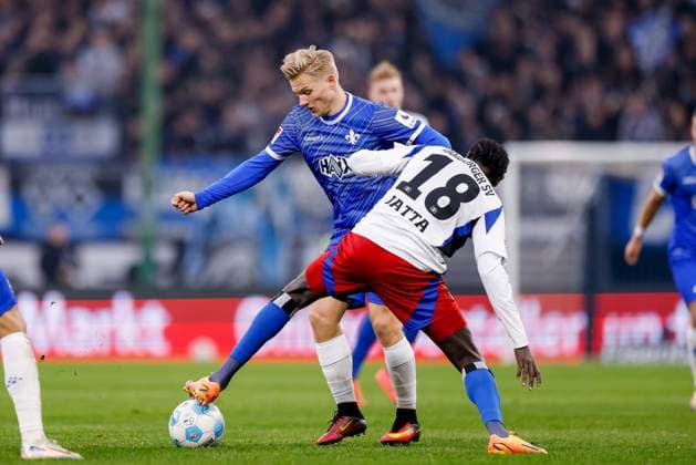 Hamburg, 8. Dezember 2024 - Fußball, 2. Bundesliga 2024 25, Hamburger SV - SV Darmstadt 98: Andreas Müller (SV Darmstadt 98, 16), Bakery Jatta (Hamburger SV, 18) DFL REGULATIONS PROHIBIT ANY USE OF PHOTOGRAPHS AS IMAGE SEQUENCES AND OR QUASI-VIDEO.