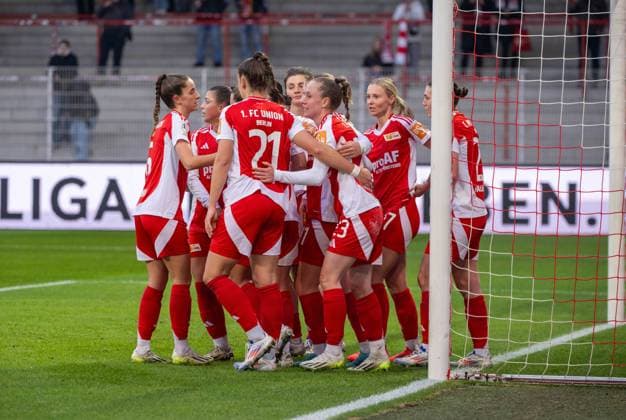 Fußball, Frauen, Saison 2024 2025, 2. Frauen-Bundesliga (12. Spieltag), 1. FC Union Berlin - VfL Bochum, v. l. Celine Frank (1. Frauen 1. FC Union), Anna Weiß (1. Frauen 1. FC Union), Pia Metzker (1. Frauen 1. FC Union), Jubel nach Tor zum 1:0, 08.12. 2024, Copyright: xMatthiasxKochx