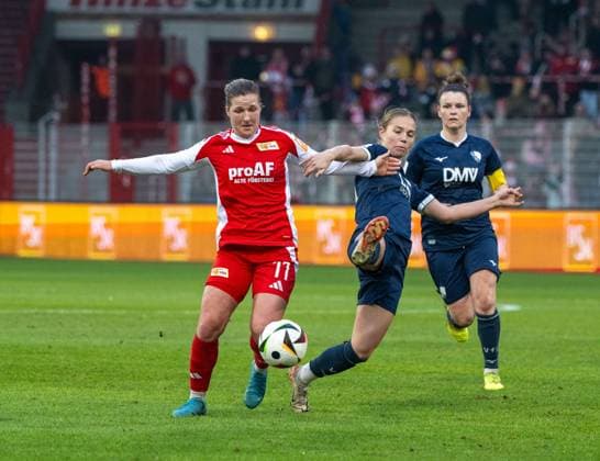 Fußball, Frauen, Saison 2024 2025, 2. Frauen-Bundesliga (12. Spieltag), 1. FC Union Berlin - VfL Bochum, v. l. Dina Orschmann (1. Frauen 1. FC Union), Franziska Wenzel, Janine Angrick, 08.12. 2024, Copyright: xMatthiasxKochx
