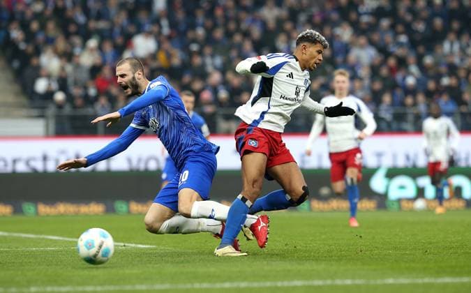 08.12.2024, Fussball 2. Bundesliga 2024 2025, 15. Spieltag, Hamburger SV - SV Darmstadt 98, im Volksparkstadion Hamburg. (L-R) Aleksandar Vukotic (SV Darmstadt 98) gegen Ransford-Yeboah Königsdörffer (Hamburg)
