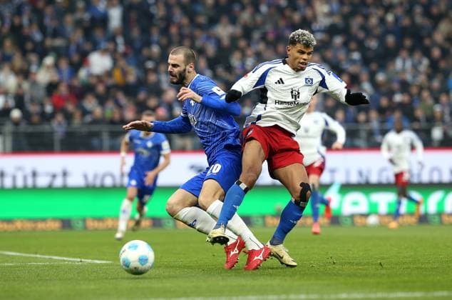 08.12.2024, Fussball 2. Bundesliga 2024 2025, 15. Spieltag, Hamburger SV - SV Darmstadt 98, im Volksparkstadion Hamburg. (L-R) Aleksandar Vukotic (SV Darmstadt 98) gegen Ransford-Yeboah Königsdörffer (Hamburg)