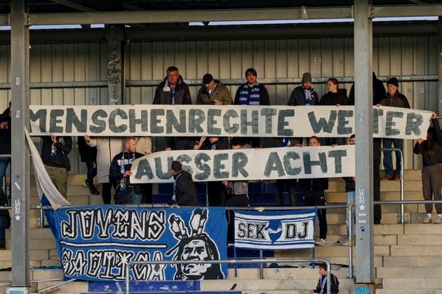Fußball, Fans kritisieren DFB-Votum zur WM-Vergabe nach Saudi-Arabien, Archivbilder Lotte, Deutschland, 07.12.24: die Fans der Sportfreunde Lotte mit einem Plakat Menschenrechte weiter ausser Acht waehrend des Spiels der Regionalliga West zwischen Sportfreunde Lotte vs KFC Uerdingen im Stadion am Lotter Kreuz Lotte Stadion am Lotter Kreuz North Rhine-Westphalia Germany Copyright: xBrauer-Fotoagenturx xAdrianxSchlx