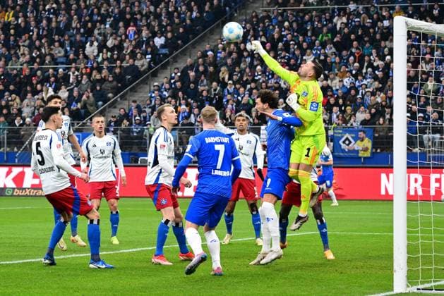 Fussball I Herren I 2. Bundesliga l Hamburger SV - SV Darmstadt 98 I 15. Spieltag I Saison 2024-2025 I HSV I 08.12.2024 I Heuer Fernandes Daniel (HSV) rettet vor Hornby Fraser (Darmstadt 98) , Sportplatz : Volksparkstadion, Stellingen Hamburg Deutschland