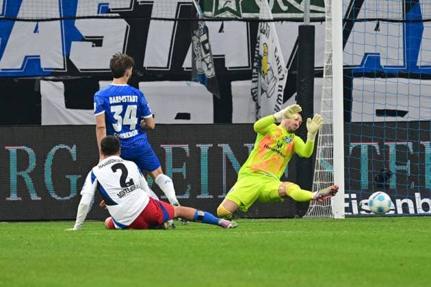 Fussball I Herren I 2. Bundesliga l Hamburger SV - SV Darmstadt 98 I 15. Spieltag I Saison 2024-2025 I HSV I 08.12.2024 I v.v. Mikelbrencis William (HSV) und Corredor Killian (Darmstadt 98) macht das 2:2 gegen Heuer Fernandes Daniel (HSV) , Sportplatz : Volksparkstadion, Stellingen Hamburg Deutschland