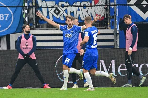 Fussball I Herren I 2. Bundesliga l Hamburger SV - SV Darmstadt 98 I 15. Spieltag I Saison 2024-2025 I HSV I 08.12.2024 I Darmstadt Torjubel zum 2:2 Torschuetze ist Corredor Killian (Darmstadt 98) hier mit Nuernberger Fabian (Darmstadt 98) , Sportplatz : Volksparkstadion, Stellingen Hamburg Deutschland