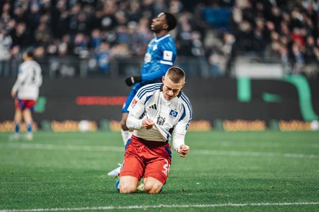 Fußball Männer Saison 2024 2025 2. Fußball-Bundesliga 15. Spieltag Hamburger SV vs. SV Darmstadt 98 08.12.2024 Miro Muheim ( 28, HSV) ärgert sich nach einer vergebenen Chance Hamburg Volksparkstadion Hamburg Deutschland