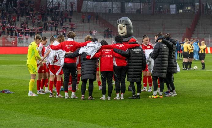 Fußball, Frauen, Saison 2024 2025, 2. Frauen-Bundesliga (12. Spieltag), 1. FC Union Berlin - VfL Bochum, Union-Motivation vor dem Spiel im Kreis mit Maskottchen Ritter Keule (1. FC Union), 08.12. 2024, Copyright: xMatthiasxKochx