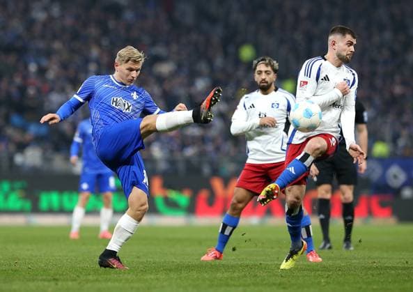 08.12.2024, Fussball 2. Bundesliga 2024 2025, 15. Spieltag, Hamburger SV - SV Darmstadt 98, im Volksparkstadion Hamburg. (L-R) Andreas Müller (SV Darmstadt 98) gegen Lukasz Poreba (Hamburg)