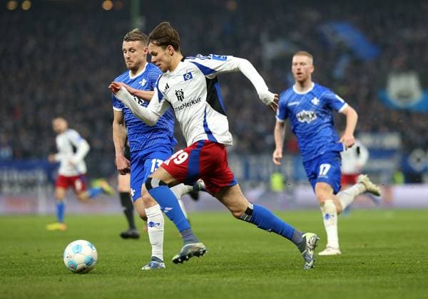 08.12.2024, Fussball 2. Bundesliga 2024 2025, 15. Spieltag, Hamburger SV - SV Darmstadt 98, im Volksparkstadion Hamburg. (L-R) Marco Thiede (SV Darmstadt 98) gegen Otto Emerson Stange (Hamburg)