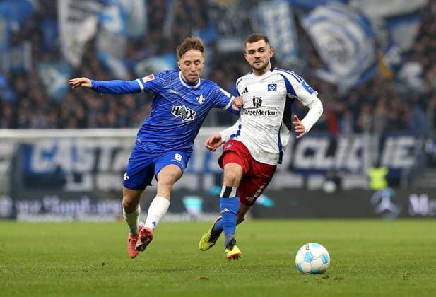 08.12.2024, Fussball 2. Bundesliga 2024 2025, 15. Spieltag, Hamburger SV - SV Darmstadt 98, im Volksparkstadion Hamburg. (L-R) Luca Marseiler (SV Darmstadt 98) gegen Lukasz Poreba (Hamburg)