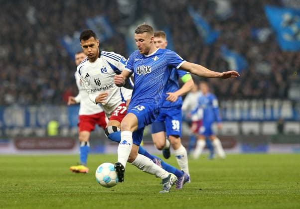 08.12.2024, Fussball 2. Bundesliga 2024 2025, 15. Spieltag, Hamburger SV - SV Darmstadt 98, im Volksparkstadion Hamburg. (L-R) Davie Selke (Hamburg) gegen Marco Thiede (SV Darmstadt 98)