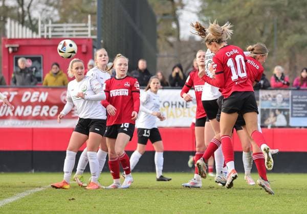 08.12.2024 - Fussball - Saison 2024 2025 - 2. Frauen - Fussball - Bundesliga - 12. Spieltag: 1. FC Nürnberg FCN ( Club Clubfrauen ) - FSV Gütersloh 2009 - Sportfoto Zink DaMa - xdaxmax - Medina Desic (10, 1. FC Nürnberg FCN ) mit Kopfball
