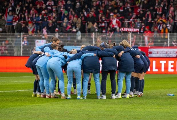 Fußball, Frauen, Saison 2024 2025, 2. Frauen-Bundesliga (12. Spieltag), 1. FC Union Berlin - VfL Bochum, Bochumer Motivation vor dem Spiel im Kreis, 08.12. 2024, Copyright: xMatthiasxKochx