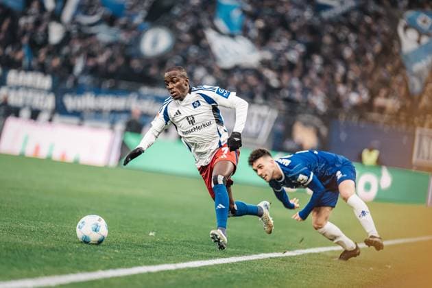 Fußball Männer Saison 2024 2025 2. Fußball-Bundesliga 15. Spieltag Hamburger SV vs. SV Darmstadt 98 08.12.2024 v.l. Jean-Luc Dompe ( 7, HSV) kämpft sich vorbei an Sergio Lopez ( 2, SV Darmstadt 98) Hamburg Volksparkstadion Hamburg Deutschland