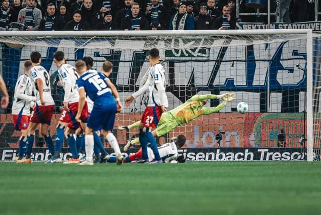 Fußball Männer Saison 2024 2025 2. Fußball-Bundesliga 15. Spieltag Hamburger SV vs. SV Darmstadt 98 08.12.2024 Daniel Heuer Fernandes ( 1, HSV) mit Parade nach dem Freistoss Hamburg Volksparkstadion Hamburg Deutschland