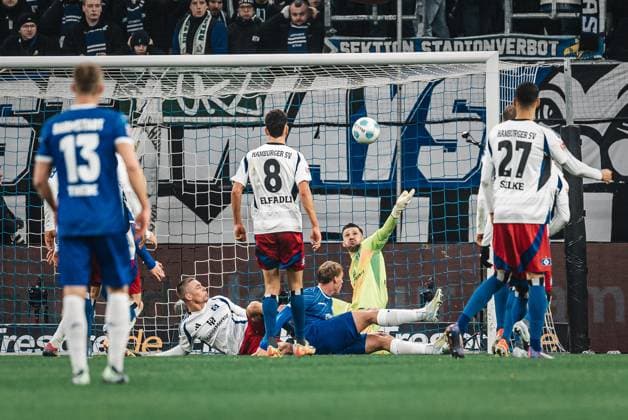 Fußball Männer Saison 2024 2025 2. Fußball-Bundesliga 15. Spieltag Hamburger SV vs. SV Darmstadt 98 08.12.2024 Daniel Heuer Fernandes ( 1, HSV) verteidigt das Tor Hamburg Volksparkstadion Hamburg Deutschland