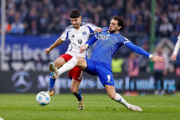 Hamburg, 8. Dezember 2024 - Fußball, 2. Bundesliga 2024 25, Hamburger SV - SV Darmstadt 98: Daniel Elfadli (Hamburger SV, 8), Fraser Hornby (SV Darmstadt 98, 9) DFL REGULATIONS PROHIBIT ANY USE OF PHOTOGRAPHS AS IMAGE SEQUENCES AND OR QUASI-VIDEO.
