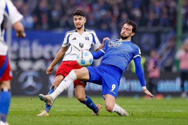 Hamburg, 8. Dezember 2024 - Fußball, 2. Bundesliga 2024 25, Hamburger SV - SV Darmstadt 98: Daniel Elfadli (Hamburger SV, 8), Fraser Hornby (SV Darmstadt 98, 9) DFL REGULATIONS PROHIBIT ANY USE OF PHOTOGRAPHS AS IMAGE SEQUENCES AND OR QUASI-VIDEO.