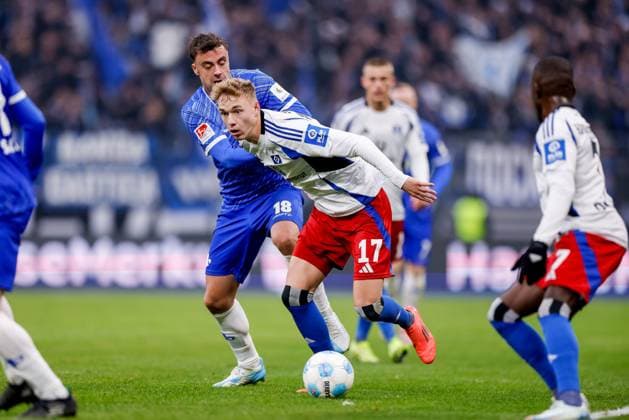 Hamburg, 8. Dezember 2024 - Fußball, 2. Bundesliga 2024 25, Hamburger SV - SV Darmstadt 98: Philipp Förster (SV Darmstadt 98, 18), Adam Karabec (Hamburger SV, 17) DFL REGULATIONS PROHIBIT ANY USE OF PHOTOGRAPHS AS IMAGE SEQUENCES AND OR QUASI-VIDEO.