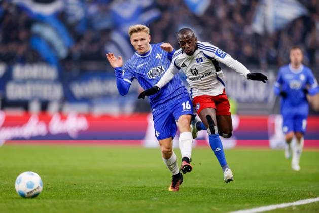 Hamburg, 8. Dezember 2024 - Fußball, 2. Bundesliga 2024 25, Hamburger SV - SV Darmstadt 98: Andreas Müller (SV Darmstadt 98, 16), Jean-Luc Dompe (Hamburger SV, 7) DFL REGULATIONS PROHIBIT ANY USE OF PHOTOGRAPHS AS IMAGE SEQUENCES AND OR QUASI-VIDEO.