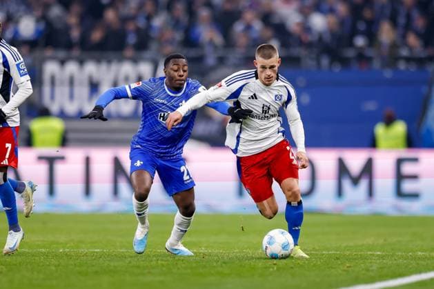 Hamburg, 8. Dezember 2024 - Fußball, 2. Bundesliga 2024 25, Hamburger SV - SV Darmstadt 98: Matondo-Merveille Papela (SV Darmstadt 98, 21), Miro Muheim (Hamburger SV, 28) DFL REGULATIONS PROHIBIT ANY USE OF PHOTOGRAPHS AS IMAGE SEQUENCES AND OR QUASI-VIDEO.