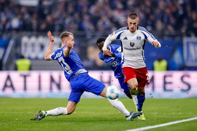 Hamburg, 8. Dezember 2024 - Fußball, 2. Bundesliga 2024 25, Hamburger SV - SV Darmstadt 98: Marco Thiede (SV Darmstadt 98, 13), Miro Muheim (Hamburger SV, 28) DFL REGULATIONS PROHIBIT ANY USE OF PHOTOGRAPHS AS IMAGE SEQUENCES AND OR QUASI-VIDEO.