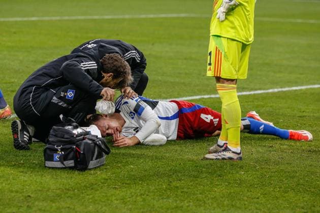 1:1 Schonlau Sebastian ( HSV ) wird behandelt Deutschland , Hamburg , Volksparkstadion , Fussball , 2 . Bundesliga , Hamburger SV - SV Darmstadt 98