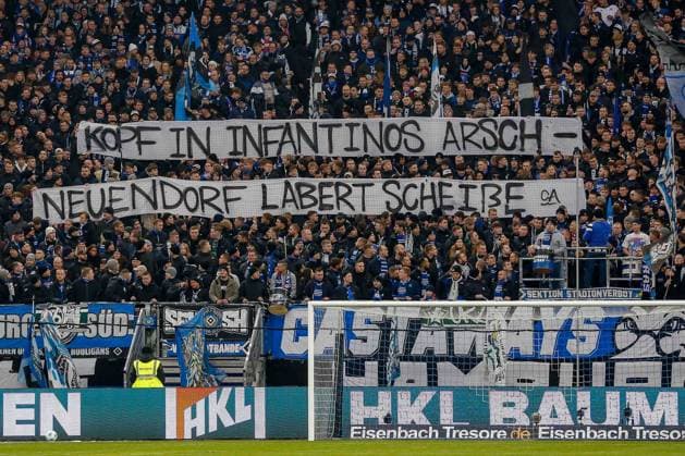 HSV Fans Ultras kritisieren die Zusage zur Fussball WM von DFB Präsident Bernd Neuendorf und Gianni Infantino Präsident der FIFA per Banner Spruchband Deutschland , Hamburg , Volksparkstadion , Fussball , 2 . Bundesliga , Hamburger SV - SV Darmstadt 98
