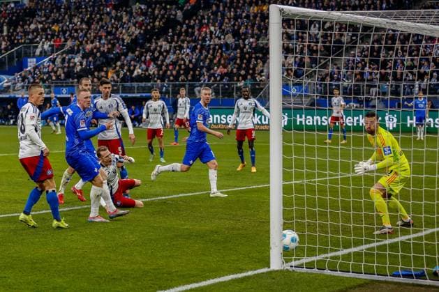 1:1 Schonlau Sebastian Dennis Hadzikadunic Heuer Fernandes Daniel ( HSV ) Torschütze 20 Aleksandar Vukotic ( Darmstadt ) Deutschland , Hamburg , Volksparkstadion , Fussball , 2 . Bundesliga , Hamburger SV - SV Darmstadt 98