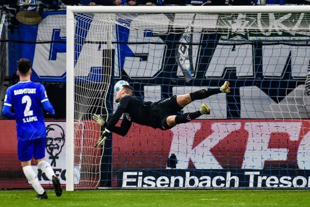 2:1 durch Adam Karabec ( HSV nicht im Bild ) Marcel Schuhen ( Darmstadt ) hat keine Chance Deutschland , Hamburg , Volksparkstadion , Fussball , 2 . Bundesliga , Hamburger SV - SV Darmstadt 98