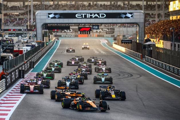 December 8, 2024, Abu Dhabi, United Arab Emirates: Lando Norris of McLaren leads on the opening lap of Formula 1 Abu Dhabi Grand Prix at Yas Marina Circuit on December 8th, 2024 in Abu Dhabi, United Arab Emirates. Abu Dhabi United Arab Emirates - ZUMAz156 0783731765st Copyright: xBeataxZawrzelx