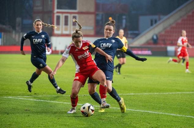 Sport Bilder des Tages Fußball, Frauen, Saison 2024 2025, 2. Frauen-Bundesliga (12. Spieltag), 1. FC Union Berlin - VfL Bochum, v. l. Lisa Heiseler (1. Frauen 1. FC Union), Janine Angrick, 08.12. 2024, Copyright: xMatthiasxKochx
