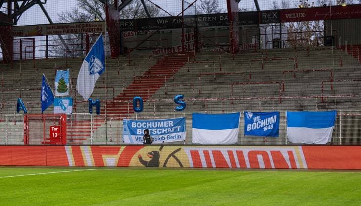 Fußball, Frauen, Saison 2024 2025, 2. Frauen-Bundesliga (12. Spieltag), 1. FC Union Berlin - VfL Bochum, rund 100 Fans aus Bochum standen auf der Haupttribüne, ihre Transparente hingen aber im Gästeblock, 08.12. 2024, Copyright: xMatthiasxKochx