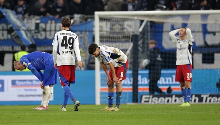 Otto Stange (HSV), Daniel Elfadli (HSV), Miro Muheim (HSV) enttaeuscht Fussball, Herren, Saison 2024 2025, 2.BL, Volksparkstadion, Hamburger SV gegen SV Darmstadt 98, 2-2 DFL REGULATIONS PROHIBIT ANY USE OF PHOTOGRAPHS AS IMAGE SEQUENCES AND OR QUASI-VIDEO.