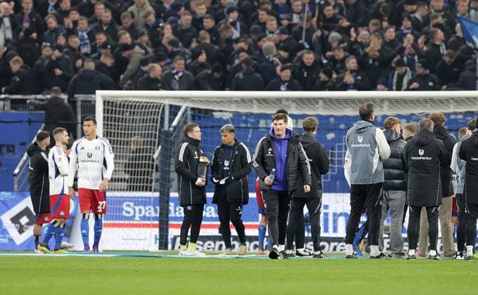 Enttaeuschte Hamburger , vorn Interimstrainer Merlin Polzin (HSV) Fussball, Herren, Saison 2024 2025, 2.BL, Volksparkstadion, Hamburger SV gegen SV Darmstadt 98, 2-2 DFL REGULATIONS PROHIBIT ANY USE OF PHOTOGRAPHS AS IMAGE SEQUENCES AND OR QUASI-VIDEO.