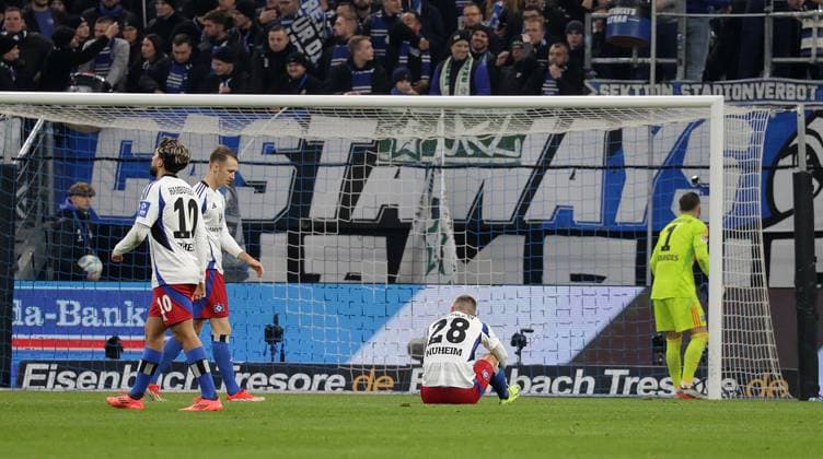 Enttaeuschung bei den Hamburgern Immanuel Pherai (HSV), Sebastian Schonlau (HSV), Miro Muheim (HSV), Daniel Heuer Fernandes (HSV) Fussball, Herren, Saison 2024 2025, 2.BL, Volksparkstadion, Hamburger SV gegen SV Darmstadt 98, 2-2 DFL REGULATIONS PROHIBIT ANY USE OF PHOTOGRAPHS AS IMAGE SEQUENCES AND OR QUASI-VIDEO.