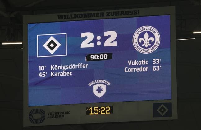 Anzeigentafel mit Endergebnis 2-2 Fussball, Herren, Saison 2024 2025, 2.BL, Volksparkstadion, Hamburger SV gegen SV Darmstadt 98, 2-2 DFL REGULATIONS PROHIBIT ANY USE OF PHOTOGRAPHS AS IMAGE SEQUENCES AND OR QUASI-VIDEO.