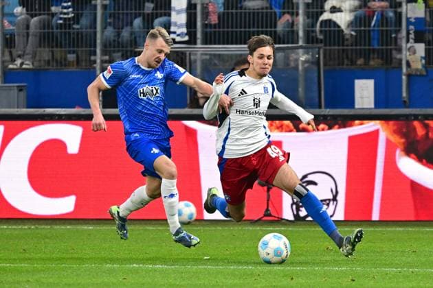 Fussball I Herren I 2. Bundesliga l Hamburger SV - SV Darmstadt 98 I 15. Spieltag I Saison 2024-2025 I HSV I 08.12.2024 I v.l. Thiede Marco (Darmstadt 98) , Stange Otto (HSV) , Sportplatz : Volksparkstadion, Stellingen Hamburg Deutschland