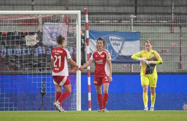 Fußball, Frauen, Saison 2024 2025, 2. Frauen-Bundesliga (12. Spieltag), 1. FC Union Berlin - VfL Bochum, v. l. Anna Weiß (1. Frauen 1. FC Union), Marie Becker (1. Frauen 1. FC Union), Torfrau Cara Bösl (1. Frauen 1. FC Union), Enttäuschung nach Abpfiff, 08.12. 2024, Copyright: xMatthiasxKochx