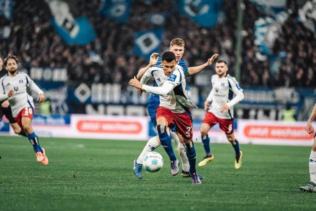 Fußball Männer Saison 2024 2025 2. Fußball-Bundesliga 15. Spieltag Hamburger SV vs. SV Darmstadt 98 08.12.2024 Davie Selke ( 27, HSV) mit Blick auf den Ball Hamburg Volksparkstadion Hamburg Deutschland