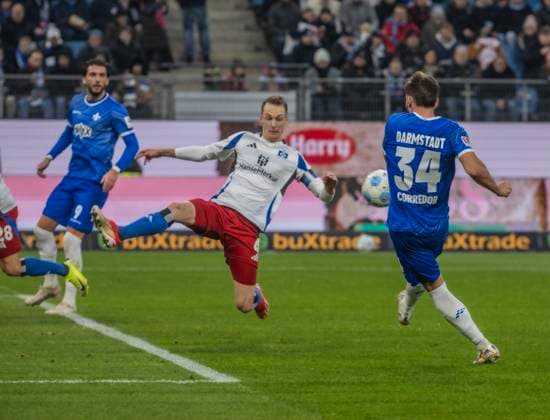 Hamburger SV vs SV Darmstadt 98 2:2 08.12.2024, Volksparkstadion, BundesLigaspiel, 2. Bundesliga, Hamburger SV vs SV Darmstadt 98 2:2 im Bild: Sebastian Schonlau Hamburger SV gegen Killian Julian Corredor SV Darmstadt 98 Â