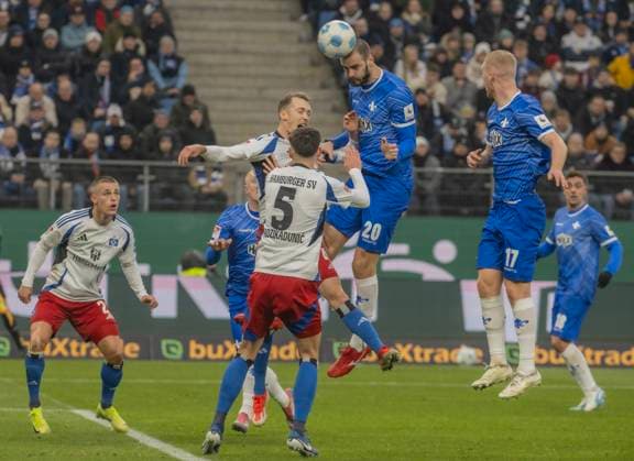 Hamburger SV vs SV Darmstadt 98 2:2 08.12.2024, Volksparkstadion, BundesLigaspiel, 2. Bundesliga, Hamburger SV vs SV Darmstadt 98 2:2 im Bild: Sebastian Schonlau und Dennis Hadzikadunic Hamburger SV können den Kopfball von Aleksandar Vukotic SV Darmstadt 98 nicht verhundern Folge: das 1:1 für den SV Darmstadt 98 Â