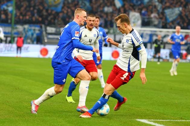 GER,Hamburg, Fussball, DFB, Hamburger SV vs SV Darmstadt 98 , im Hamburger Volksparkstadion , 08.12.2024 , v.l. Isac Lidberg ( SV Darmstadt 98 )Sebastian Schonlau (Hamburger SV) in aktion, in action DFL regulations prohibit any use of photographs as image sequences and or quasi-video.