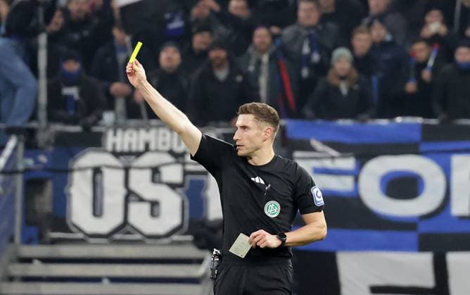Schiedsrichter Eric Weisbach Fussball, Herren, Saison 2024 2025, 2.BL, Volksparkstadion, Hamburger SV gegen SV Darmstadt 98, 2-2 DFL REGULATIONS PROHIBIT ANY USE OF PHOTOGRAPHS AS IMAGE SEQUENCES AND OR QUASI-VIDEO.