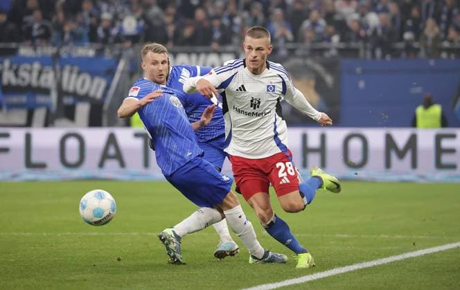 Miro Muheim (HSV) im Duell mit Darmstadts Marco Thiese Fussball, Herren, Saison 2024 2025, 2.BL, Volksparkstadion, Hamburger SV gegen SV Darmstadt 98, 2-2 DFL REGULATIONS PROHIBIT ANY USE OF PHOTOGRAPHS AS IMAGE SEQUENCES AND OR QUASI-VIDEO.